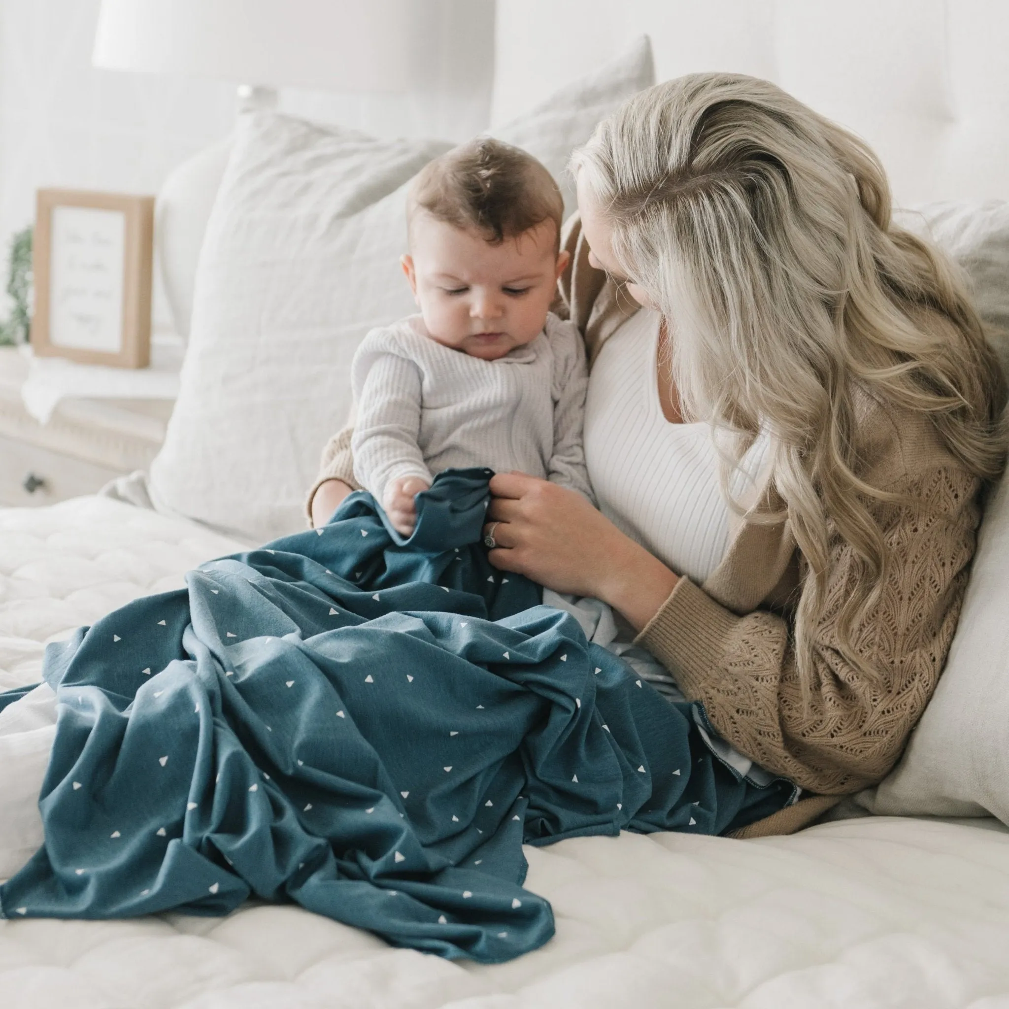 STRETCHY SWADDLES, HATS & BOWS