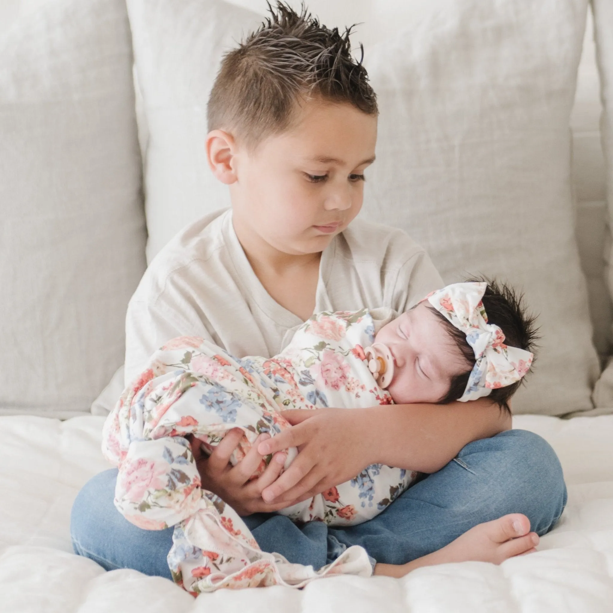 STRETCHY SWADDLES, HATS & BOWS