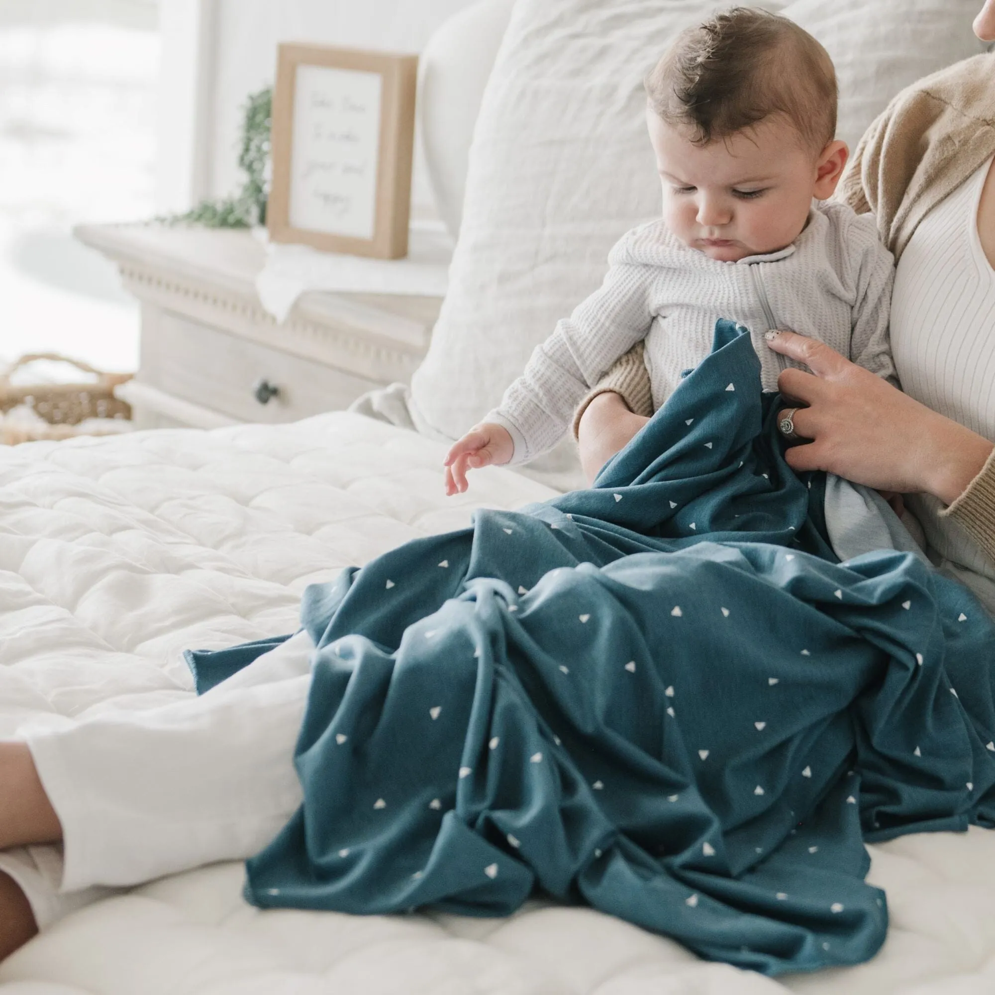 STRETCHY SWADDLES, HATS & BOWS
