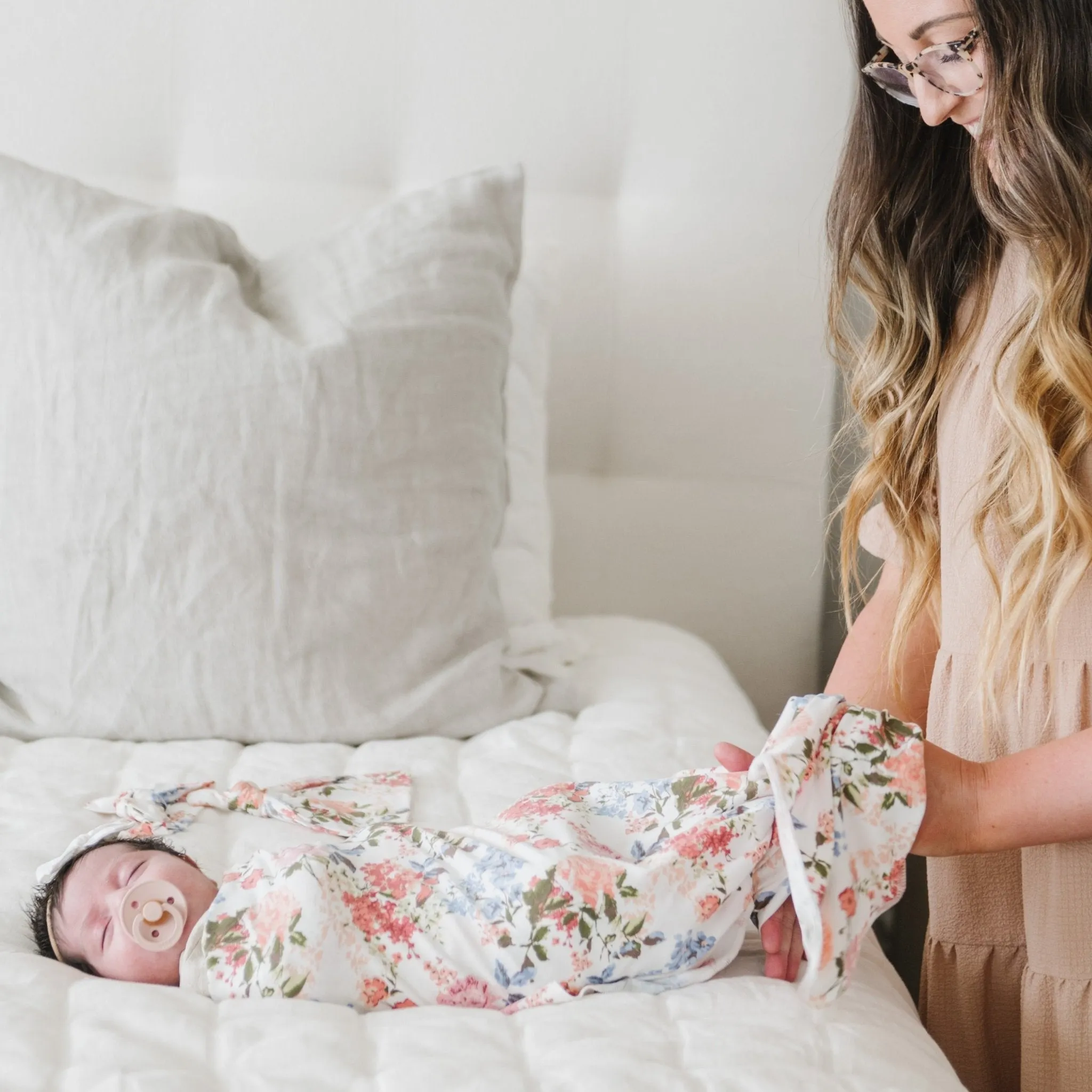 STRETCHY SWADDLES, HATS & BOWS